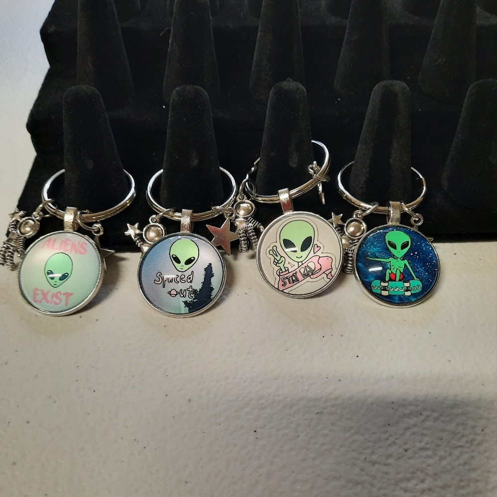 Alien Keychains 4pc - Picture 1 of 5